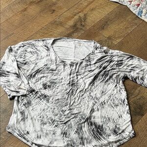 Women’s Gray Tie-Dye Scoop Neck Top